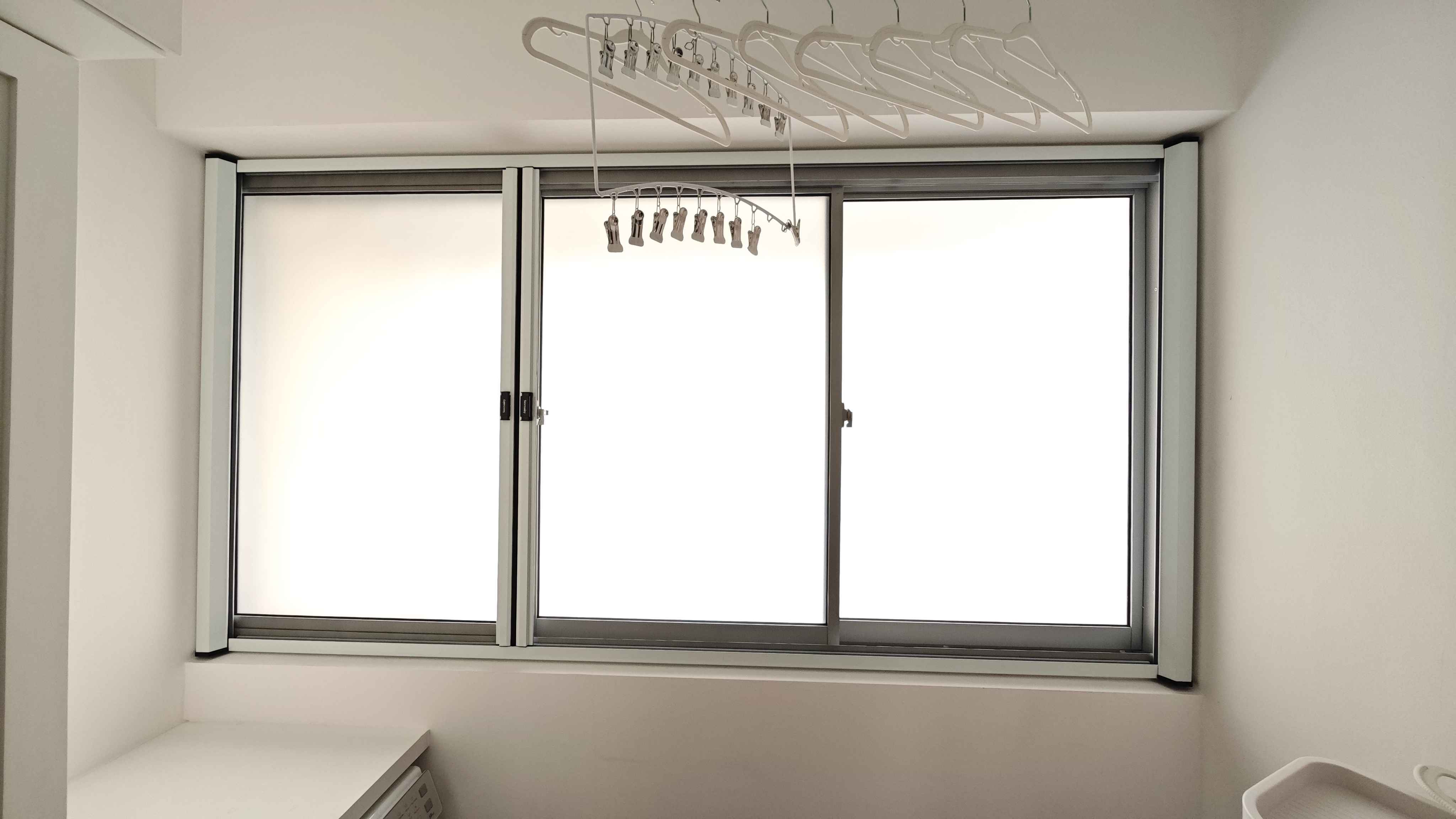 Sanctuairy retractable mesh for a kitchen window